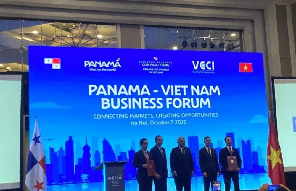 Tổng thống Panama José Raúl Mulino chứng kiến lễ ký kết Biên bản ghi nhớ (MOU) giữa VCCI và Phòng Thương mại, Công nghiệp và Nông nghiệp Panama (CCIAP) - Ảnh: Song Hà.