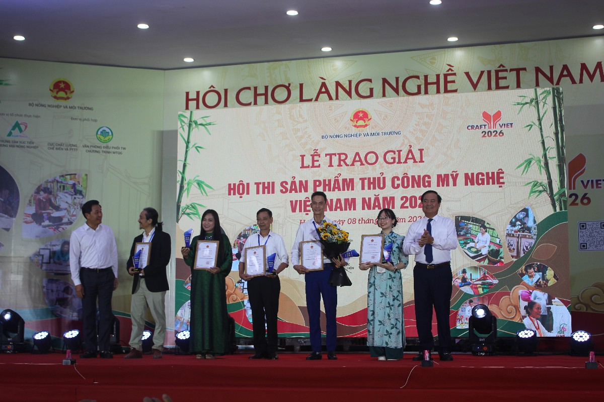 Những nghệ nhân được trao Giải Nhất Hội thi sản phẩm thủ công mỹ nghệ Việt Nam năm 2026. Ảnh: Chu Khôi.