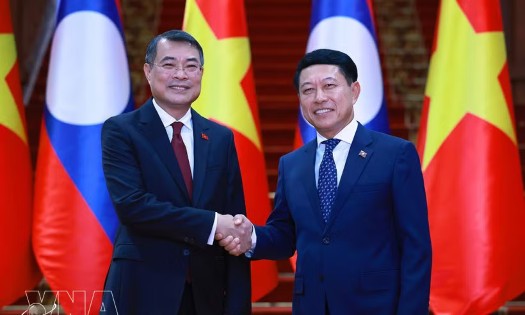 Prime Minister Le Minh Hung (left) holds talks with his Lao Prime Minister Saleumxay Kommasith in Vientiane on October 8. (Photo: VNA)