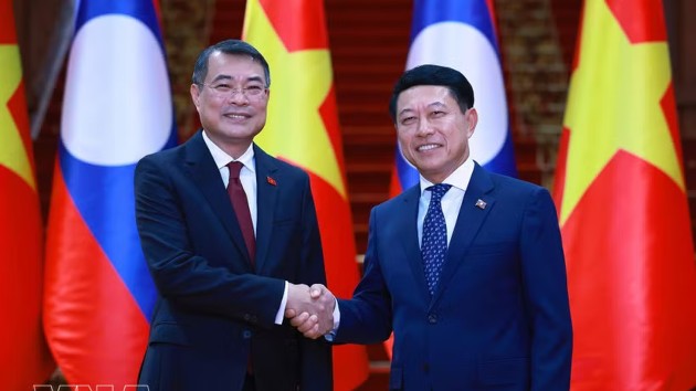 Vietnamese PM Le Minh Hung holds talks with Lao counterpart Saleumxay Kommasith