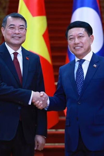 Vietnamese PM Le Minh Hung holds talks with Lao counterpart Saleumxay Kommasith