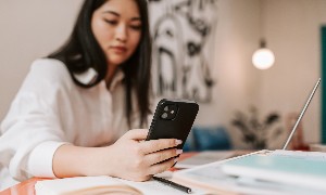 Ứng dụng dịch vụ tích hợp AI đang trở nên phổ biến trong lĩnh vực ngân hàng, y tế, bán lẻ và chăm sóc khách hàng. (Hình: Pexels)
