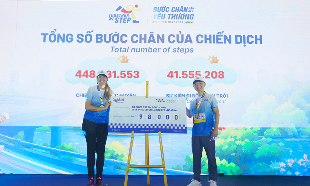 Ông Tan Tze Wooi, Tổng giám đốc CapitaLand Development (Việt Nam), trao tặng gói hỗ trợ 98.000 USD từ Quỹ CHF cho bà Skye Maconachie, Đồng Giám đốc Điều hành Tổ chức Trẻ em Blue Dragon, nhằm thúc đẩy giáo dục và phát triển kỹ năng cho trẻ em và thanh thiếu niên yếu thế.