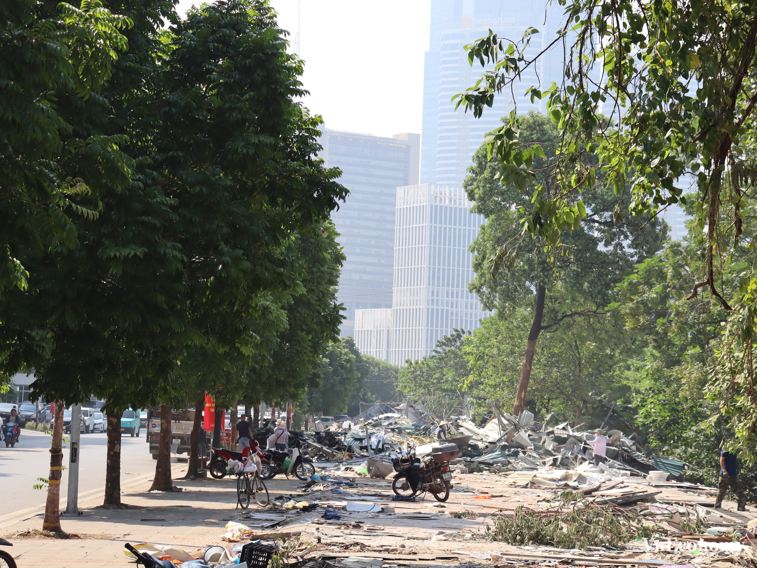 Tại khu vực phố Nguyễn Hữu An cùng các ngõ 11, 15, 76, 78 phố Duy Tân thuộc phường Cầu Giấy, trong ngày 7/10, chính quyền phường Cầu Giấy đã quyết liệt ra quân, xử lý triệt để toàn bộ các công trình tạm bợ, lấn chiếm đất, hành lang mương thoát nước.