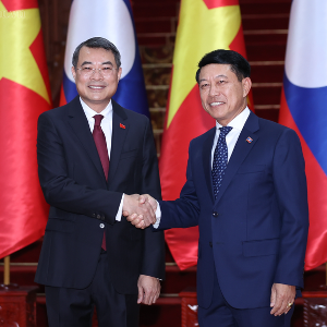 Thủ tướng Lê Minh Hưng và Thủ tướng Saleumxay Kommasith - Ảnh: chinhphu.vn/Nhật Bắc
