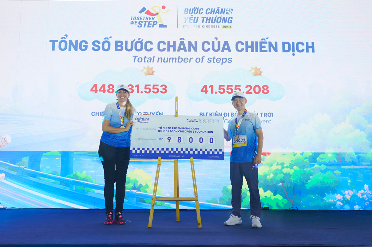Mr. Tan Tze Wooi, CEO of CapitaLand Development (Vietnam), presents the CapitaLand Hope Foundation(CHF)’s $98,000 donation to Ms. Skye Maconachie, Co-CEO of the Blue Dragon Children’s Foundation, to advance education and skills development for vulnerable children and youth.