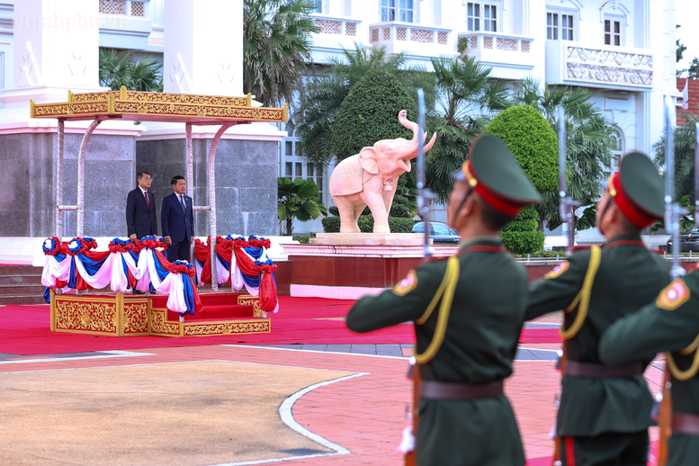 Thủ tướng Chính phủ Lào Saleumxay Kommasith chủ trì lễ đón chính thức Thủ tướng Chính phủ Lê Minh Hưng và Đoàn đại biểu cấp cao Việt Nam - Ảnh: chinhphu.vn/Nhật Bắc