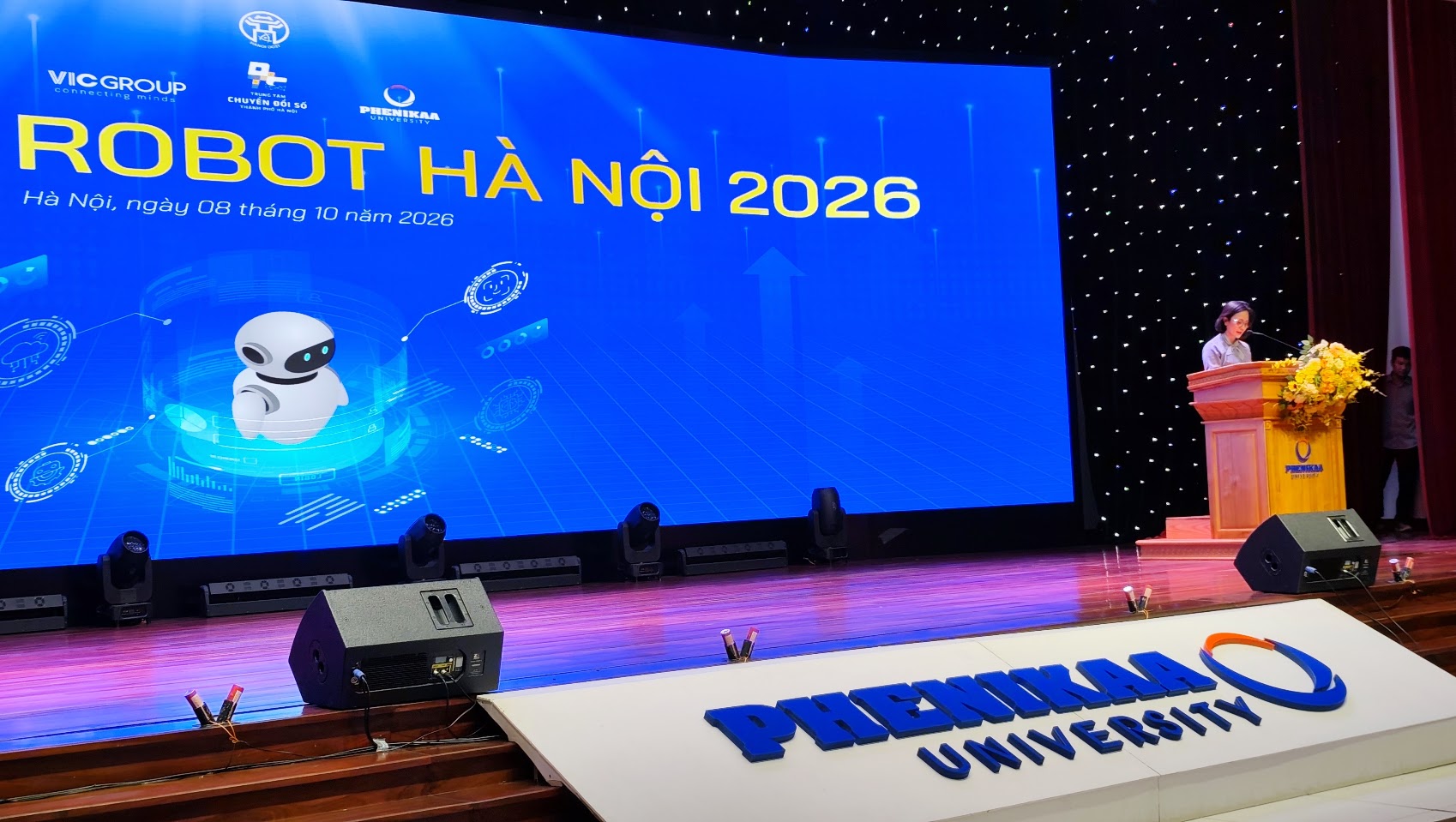 Bà Nguyễn Tố Quyên, Phó Giám đốc Sở Khoa học và Công nghệ Hà Nội, phát biểu khai mạc Triển lãm Robot Hà Nội 2026