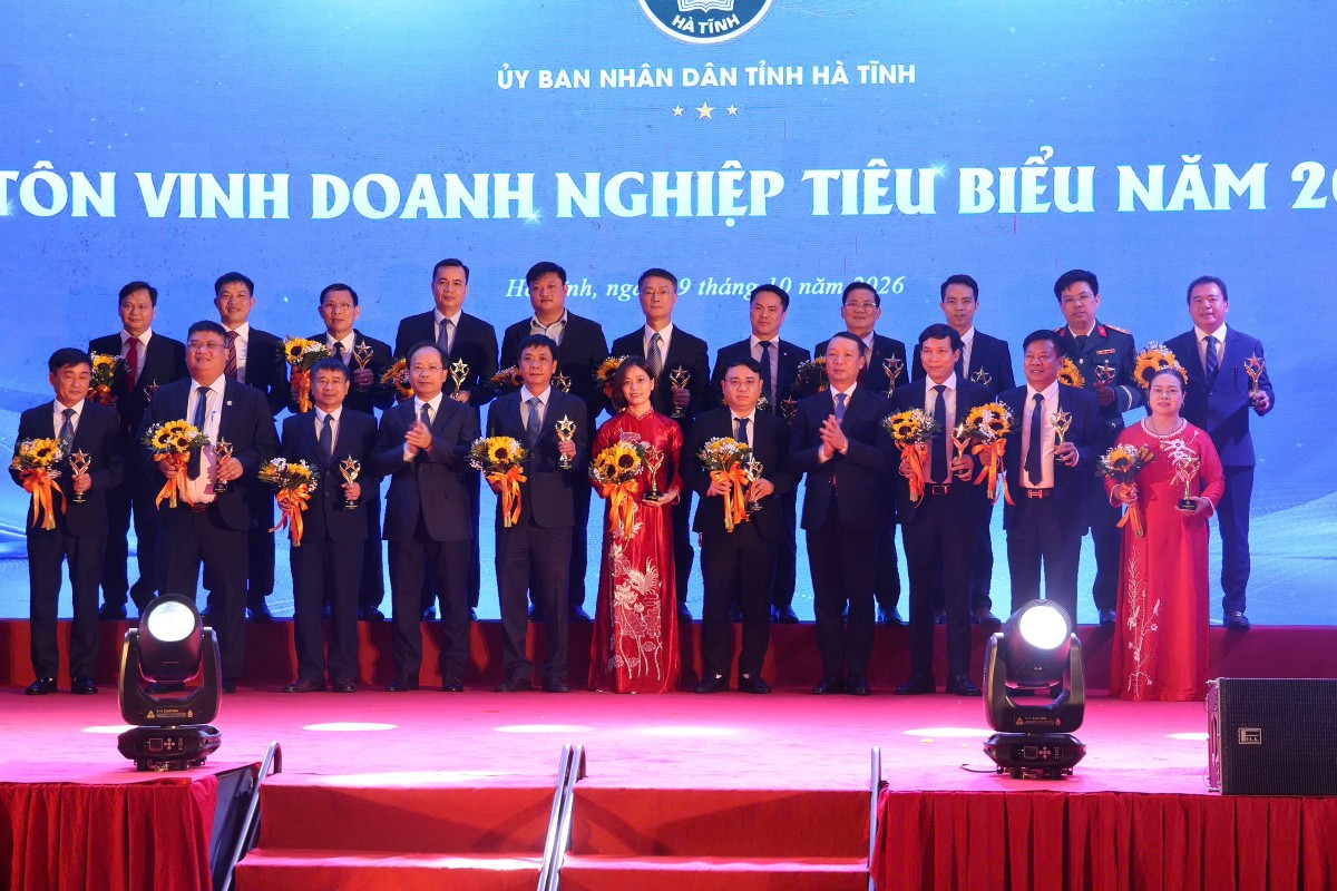 Chương trình tôn vinh 20 doanh nghiệp và 11 doanh nhân tiêu biểu, lan tỏa tinh thần đổi mới sáng tạo, trách nhiệm xã hội và khát vọng phát triển của cộng đồng doanh nghiệp Hà Tĩnh. Ảnh: UBND tỉnh Hà Tĩnh
