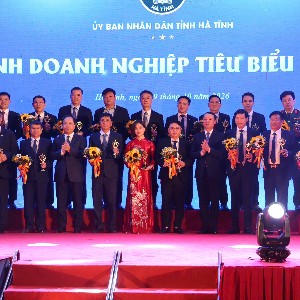 Chương trình tôn vinh 20 doanh nghiệp và 11 doanh nhân tiêu biểu, lan tỏa tinh thần đổi mới sáng tạo, trách nhiệm xã hội và khát vọng phát triển của cộng đồng doanh nghiệp Hà Tĩnh. Ảnh: UBND tỉnh Hà Tĩnh