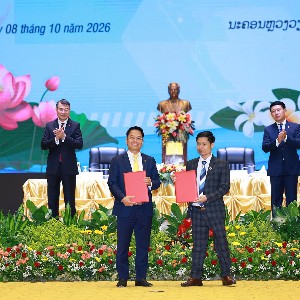 Ông Nguyễn Ngọc Nghị, Phó Tổng Giám đốc T&T Group, Chủ tịch CTCP Tập đoàn Năng lượng T&T (bên trái) và ông Phan Văn Sơn, Giám đốc Công ty Đầu tư và thương mại Vinacom trao biên bản ghi nhớ về hợp tác phát triển Dự án điện gió Savan 2. Ảnh: Dương Giang
