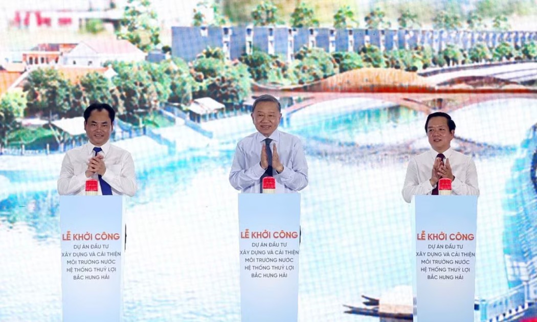 Tổng Bí thư, Chủ tịch nước Tô Lâm và các đại biểu thực hiện nghi thức khởi công Dự án nâng cấp, hiện đại hóa và cải thiện môi trường nước hệ thống thủy lợi Bắc Hưng Hải - Ảnh: TTXVN