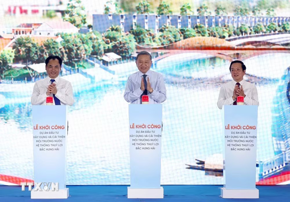 Tổng Bí thư, Chủ tịch nước Tô Lâm và các đại biểu thực hiện nghi thức khởi công Dự án nâng cấp, hiện đại hóa và cải thiện môi trường nước hệ thống thủy lợi Bắc Hưng Hải - Ảnh: TTXVN