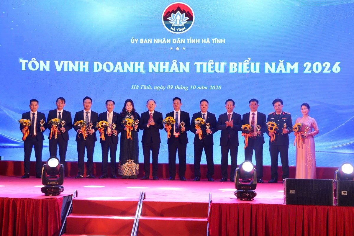 Các doanh nhân, doanh nghiệp được vinh danh tại chương trình tôn vinh doanh nghiệp, doanh nhân tiêu biểu tỉnh Hà Tĩnh năm 2026. Ảnh: UBND tỉnh Hà Tĩnh
