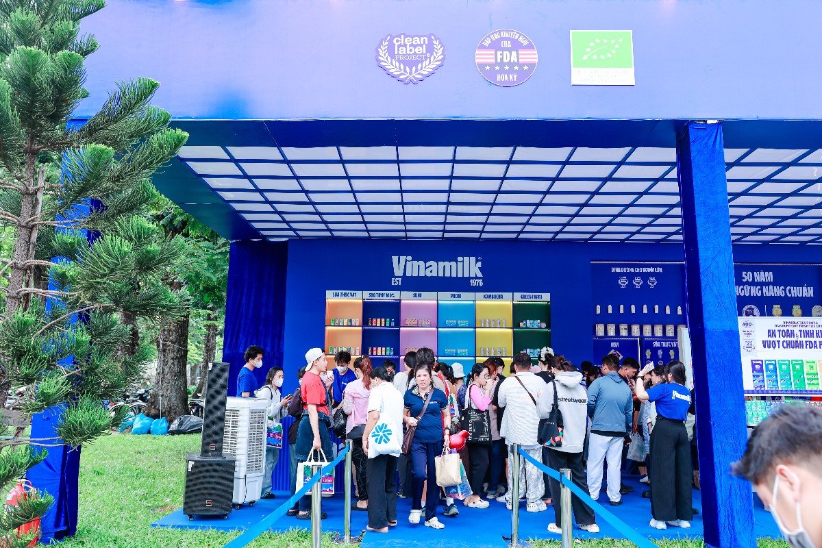 Gian hàng Vinamilk với chủ đề "50 năm không ngừng nâng chuẩn" thu hút đông đảo khách tham quan tại Lễ hội kỷ niệm 30 năm Hàng Việt Nam Chất lượng cao, diễn ra từ ngày 8-11/10 tại Công viên Lê Văn Tám (TP.HCM). (Ảnh: Minh Anh).