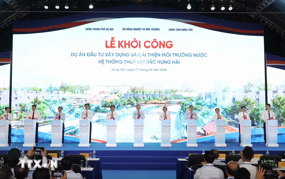 Tổng Bí thư, Chủ tịch nước Tô Lâm và các đại biểu thực hiện nghi thức khởi công Dự án nâng cấp, hiện đại hóa và cải thiện môi trường nước hệ thống thủy lợi Bắc Hưng Hải - Ảnh: TTXVN