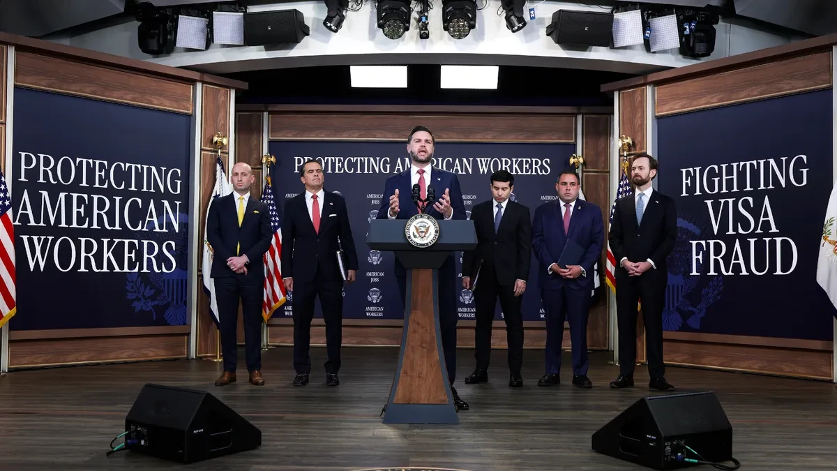 Phó Tổng thống Mỹ JD Vance cho biết chính quyền Tổng thống Donald Trump đang đình chỉ Microsoft khỏi chương trình xin thẻ xanh cho nhân viên. Ảnh: Getty Images.