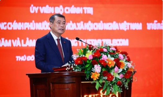 PM Le Minh Hung speaks at the working session with Unitel in Vientiane on October 9, 2026. (Photo: VNA)