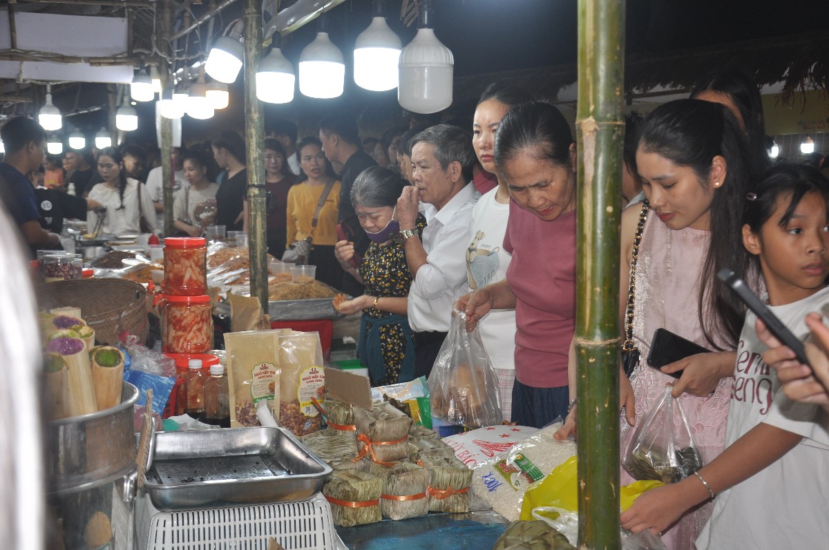 Các đặc sản vùng miền được giới thiệu đa dạng, hấp dẫn tại các gian hàng ẩm thực. Ảnh: Nguyễn Thuấn