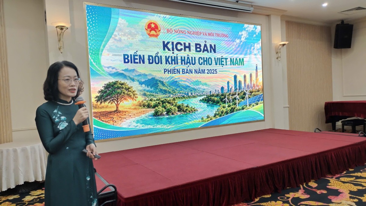 PGS.TS Phạm Thị Thanh Ngà, Viện trưởng Viện Khoa học Khí tượng Thủy văn, Môi trường và Biển, chia sẻ về những điểm mới quan trọng trong kịch bản cập nhật. Ảnh: Đỗ Phong