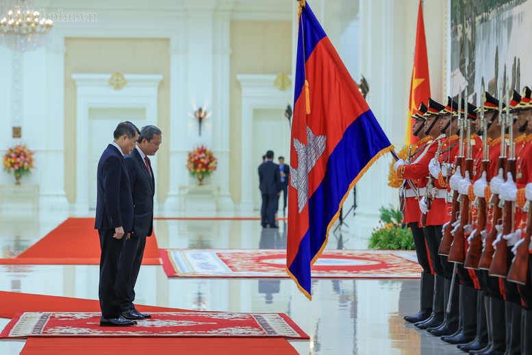 Thủ tướng Lê Minh Hưng và Thủ tướng Hun Manet duyệt Đội danh dự Quân đội Hoàng gia Campuchia - Ảnh: chinhphu.vn/Nhật Bắc