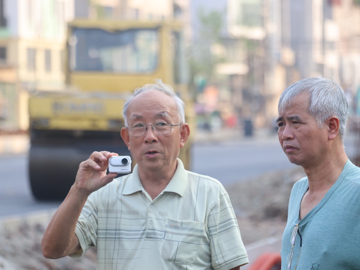 Người dân chụp ảnh đường vành đai 2,5 Hà Nội trước giờ thông xe kỹ thuật. Ảnh: Song Hoàng.