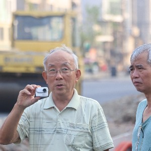 Người dân chụp ảnh đường vành đai 2,5 Hà Nội trước giờ thông xe kỹ thuật. Ảnh: Song Hoàng.