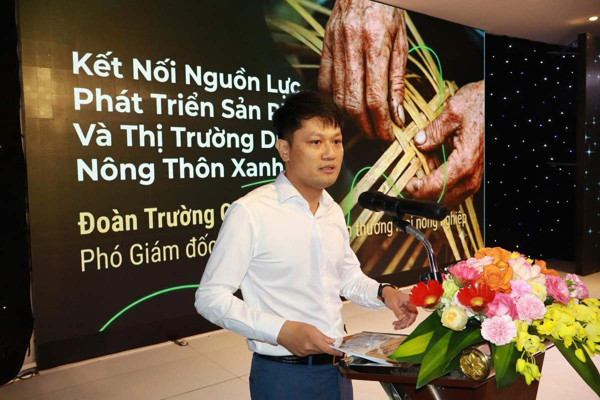 Ồng Đoàn Trường Giang, Phó Giám đốc Trung tâm Xúc tiến thương mại nông nghiệp, phát biểu tại Hội nghị “Quảng bá, kết nối và xúc tiến thương mại du lịch nông nghiệp, nông thôn Việt Nam”. Ảnh: Ban tổ chức.