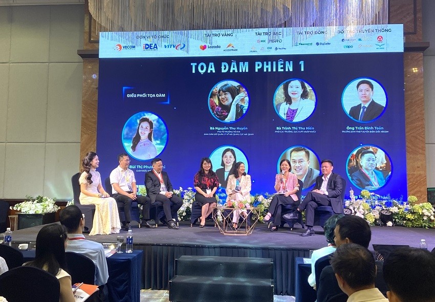 Các diễn giả tham gia phiên toạ đàm - Ảnh: Song Hà.