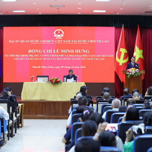 Thủ tướng Lê Minh Hưng gặp gỡ cán bộ, nhân viên các cơ quan đại diện Việt Nam tại Lào, đại diện các hội đoàn và cộng đồng người Việt Nam đang sinh sống, học tập, làm việc tại Thủ đô Vientiane - Ảnh: chinhphu.vn/Nhật Bắc