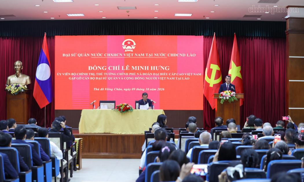 Thủ tướng Lê Minh Hưng gặp gỡ cán bộ, nhân viên các cơ quan đại diện Việt Nam tại Lào, đại diện các hội đoàn và cộng đồng người Việt Nam đang sinh sống, học tập, làm việc tại Thủ đô Vientiane - Ảnh: chinhphu.vn/Nhật Bắc
