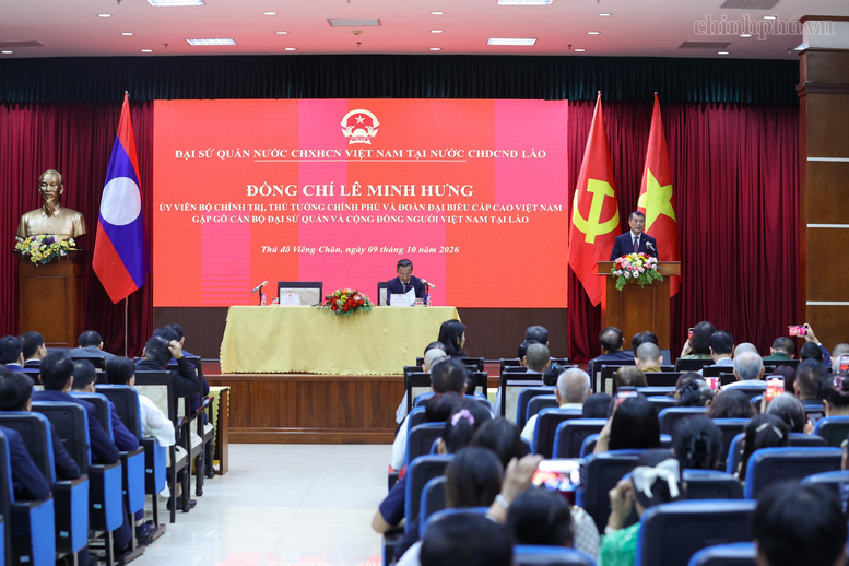 Thủ tướng Lê Minh Hưng gặp gỡ cán bộ, nhân viên các cơ quan đại diện Việt Nam tại Lào, đại diện các hội đoàn và cộng đồng người Việt Nam đang sinh sống, học tập, làm việc tại Thủ đô Vientiane - Ảnh: chinhphu.vn/Nhật Bắc