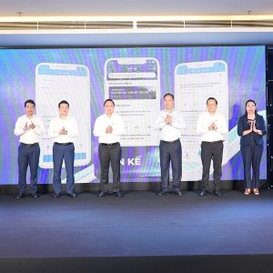 Lãnh đạo thành phố Huế thực hiện nghi thức công bố. Ảnh: UBND TP Huế