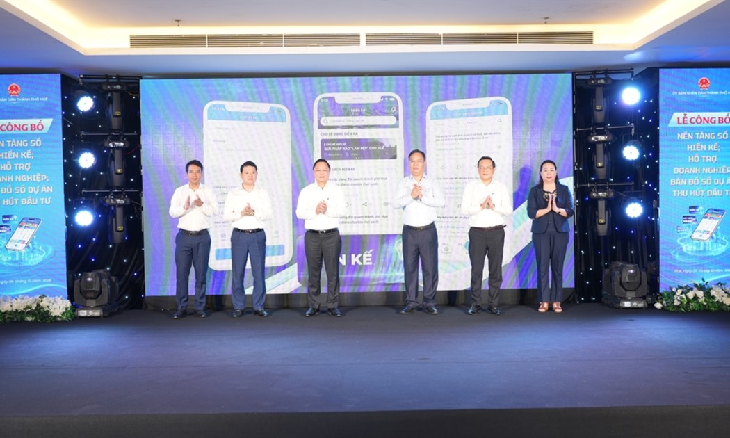 Lãnh đạo thành phố Huế thực hiện nghi thức công bố. Ảnh: UBND TP Huế