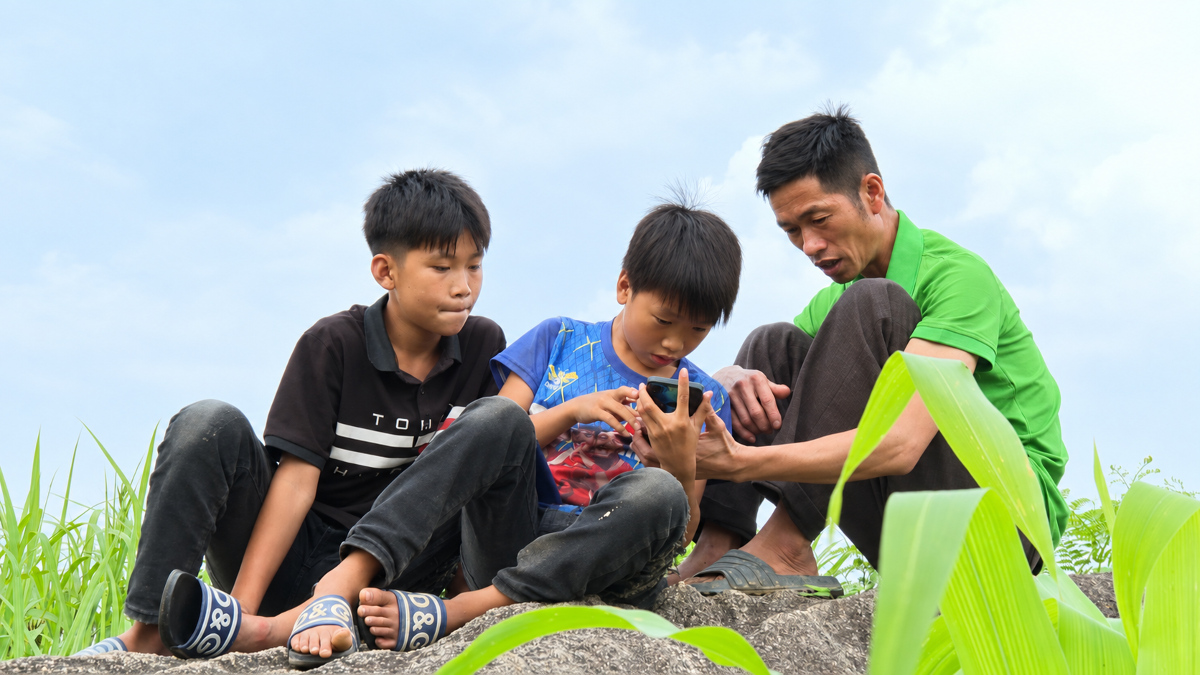 Người dân tại xóm Khên Lền, Cao Bằng. Ảnh: Viettel.
