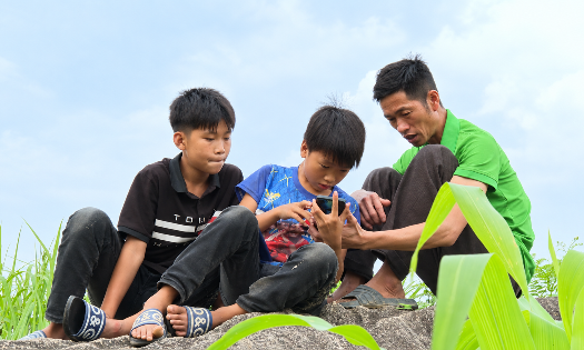 Người dân tại xóm Khên Lền, Cao Bằng. Ảnh: Viettel.