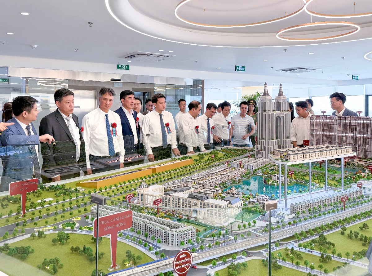Lãnh đạo thành phố Hà Nội và xã Vĩnh Thanh cùng các khách hàng và đối tác tham quan sa bàn quy hoạch dự án tại Văn phòng Bán hàng dự án InterCentral. Nguồn: Hateco Group.