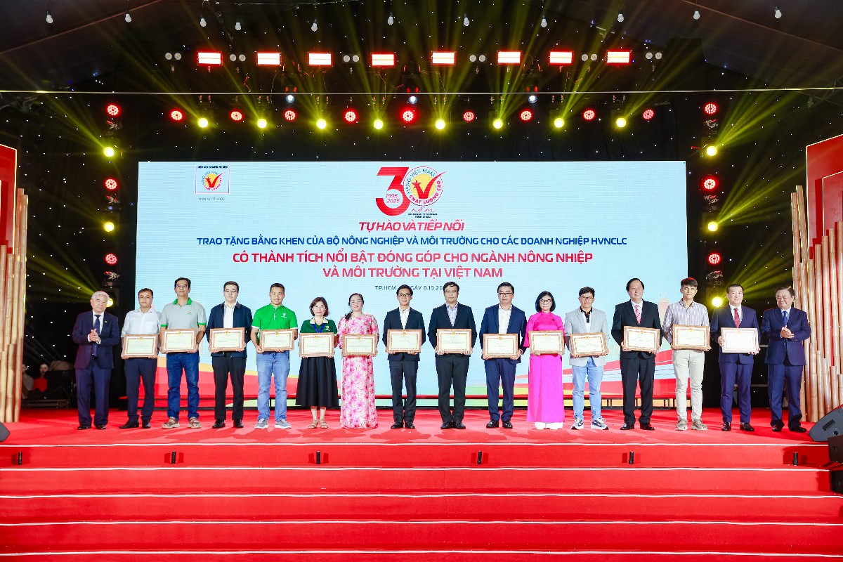 Ông Đỗ Thanh Tuấn (thứ 2 từ phải sang) - Giám đốc Đối ngoại, đại diện Vinamilk - đón nhận Bằng khen của Bộ Nông nghiệp và Môi trường nhân dịp kỷ niệm 30 năm Chương trình Hàng Việt Nam Chất lượng cao. (Ảnh: Minh Anh).