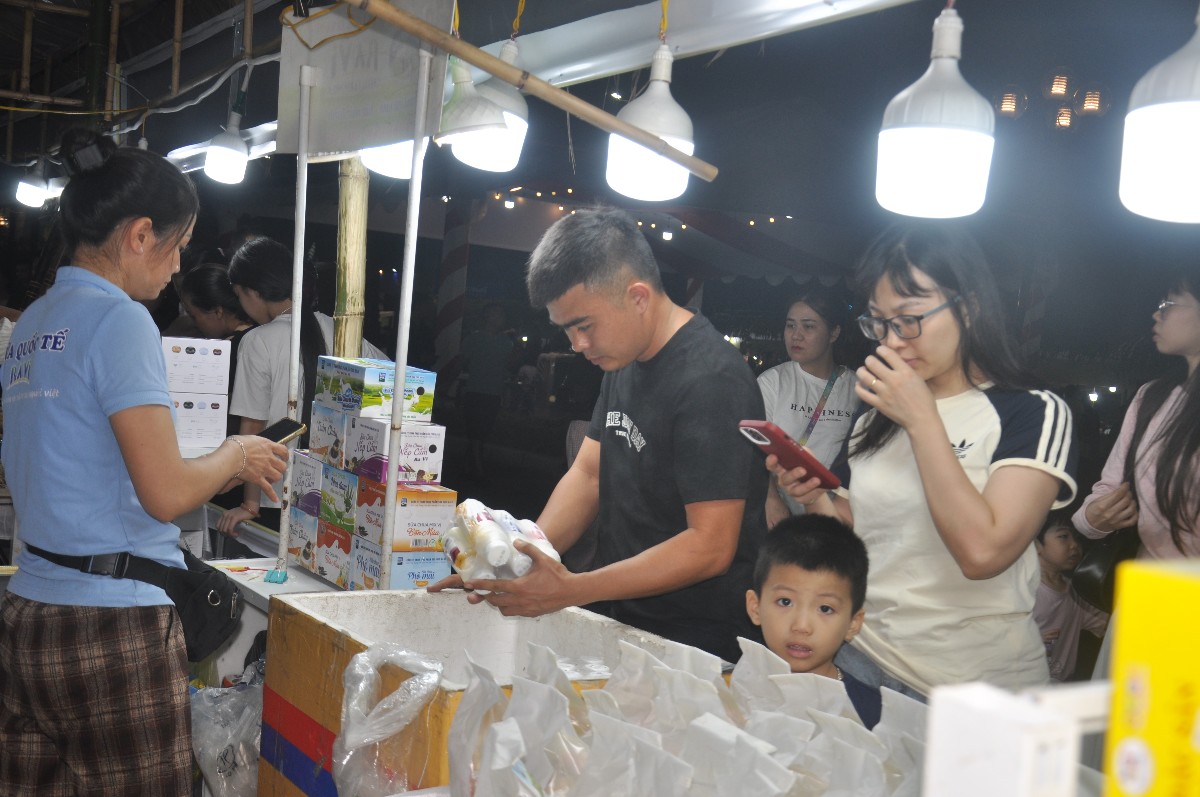 Các sản phẩm OCOP của Thanh Hóa được giới thiệu, quảng bá tại Liên hoan, kết nối với người tiêu dùng và du khách. Ảnh: Nguyễn Thuấn