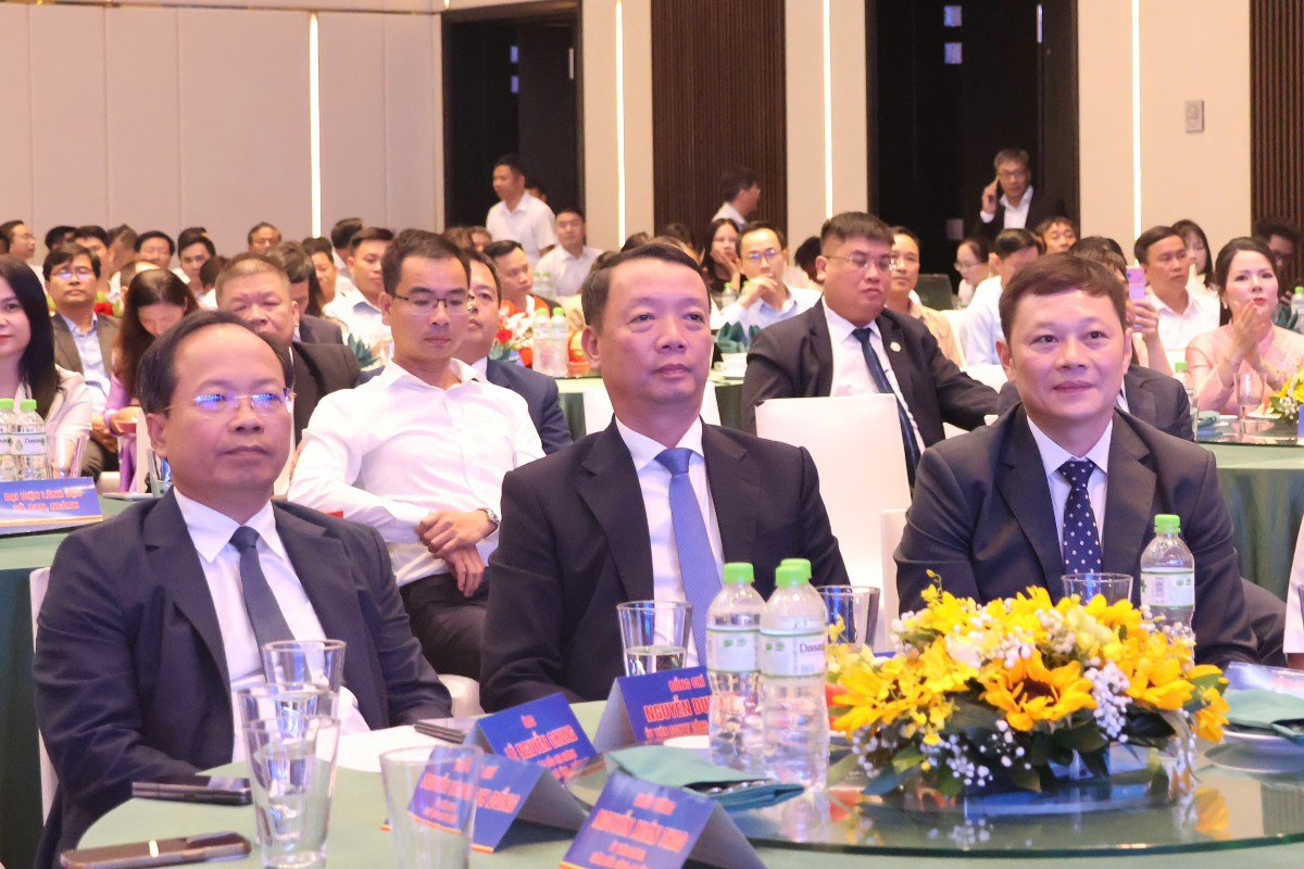 Lãnh đạo tỉnh Hà Tĩnh cùng đại diện các doanh nghiệp, doanh nhân tham dự sự kiện. Ảnh: UBND tỉnh Hà Tĩnh