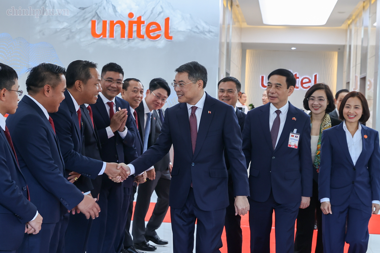 Thủ tướng Lê Minh Hưng tới thăm, làm việc với Công ty Star Telecom (Unitel) - dự án đầu tư của Tập đoàn Công nghiệp – Viễn thông Quân đội (Viettel) tại Lào - Ảnh: chinhphu.vn/Nhật Bắc