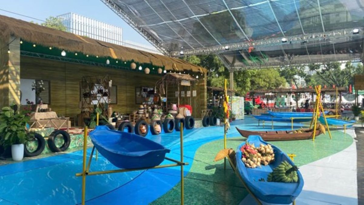 Khu vực ngoài trời tái hiện không gian văn hóa, du lịch nông thôn tại hội chợ. Ảnh: Thị Huệ.