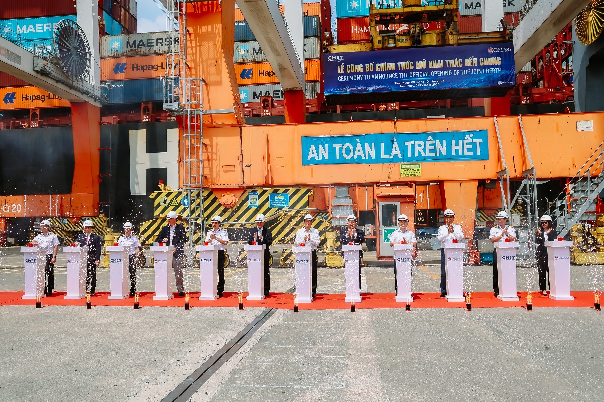 Đại biểu tham dự buổi lễ thực hiện nghi thức chính thức công bố Bến chung TCTT - CMIT.