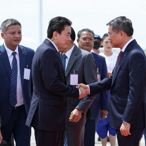 Thủ tướng Chính phủ Lê Minh Hưng và Đoàn đại biểu cấp cao Việt Nam đã tới Thủ đô Phnom Penh, bắt đầu chuyến thăm chính thức Vương quốc Campuchia. Ảnh: Chinhphu.vn