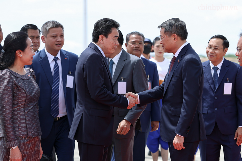 Thủ tướng Chính phủ Lê Minh Hưng và Đoàn đại biểu cấp cao Việt Nam đã tới Thủ đô Phnom Penh, bắt đầu chuyến thăm chính thức Vương quốc Campuchia. Ảnh: Chinhphu.vn