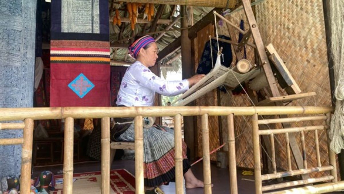Chị Cứ Thị Mỷ trình diễn dệt vải lanh tại Hội chợ Làng nghề Việt Nam lần thứ 22. Ảnh: Huệ Thi.