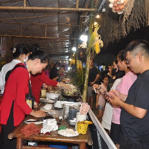 Không gian ẩm thực quy tụ nhiều món ăn, đặc sản đặc trưng của Thanh Hóa và các vùng miền trên cả nước. Ảnh; Nguyễn Thuấn