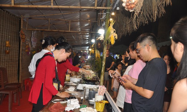 Xứ Thanh mở hội ẩm thực, du khách “đi một vòng” thưởng thức đặc sản cả nước