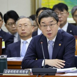 Chủ tịch Ủy ban Dịch vụ Tài chính Hàn Quốc Lee Eog-won phát biểu tại phiên kiểm toán của Quốc hội ở Seoul hôm thứ Năm ngày 8/10/2026. Ảnh: Yonhap.
