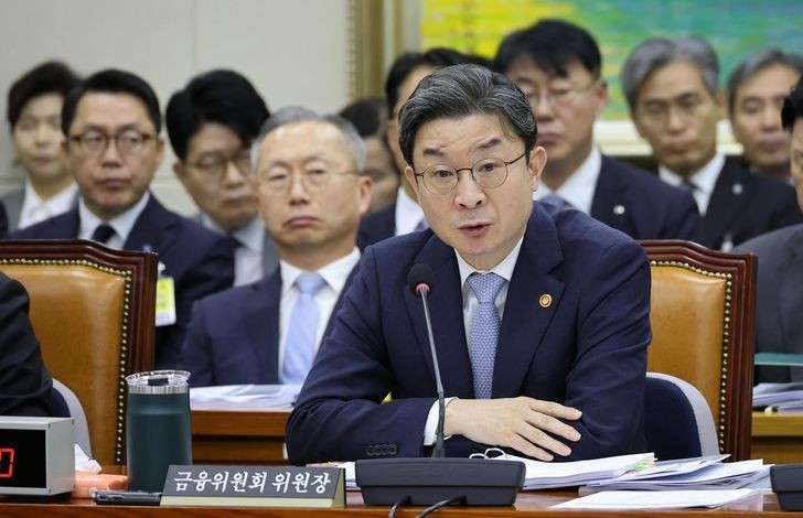 Chủ tịch Ủy ban Dịch vụ Tài chính Hàn Quốc Lee Eog-won phát biểu tại phiên kiểm toán của Quốc hội ở Seoul hôm thứ Năm ngày 8/10/2026. Ảnh: Yonhap.